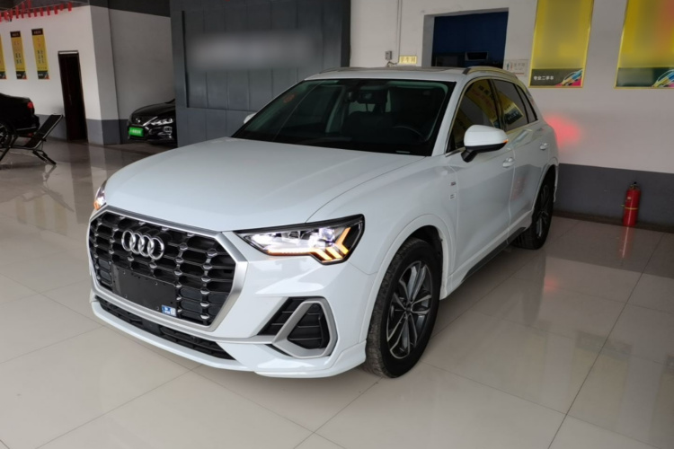 Audi Q3 2022 car image #2