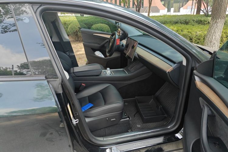 Tesla Model Y 2023 car image #27