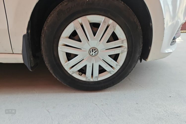 Volkswagen Polo 2015 car image #9