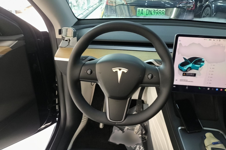 Tesla Model Y 2023 car image #11