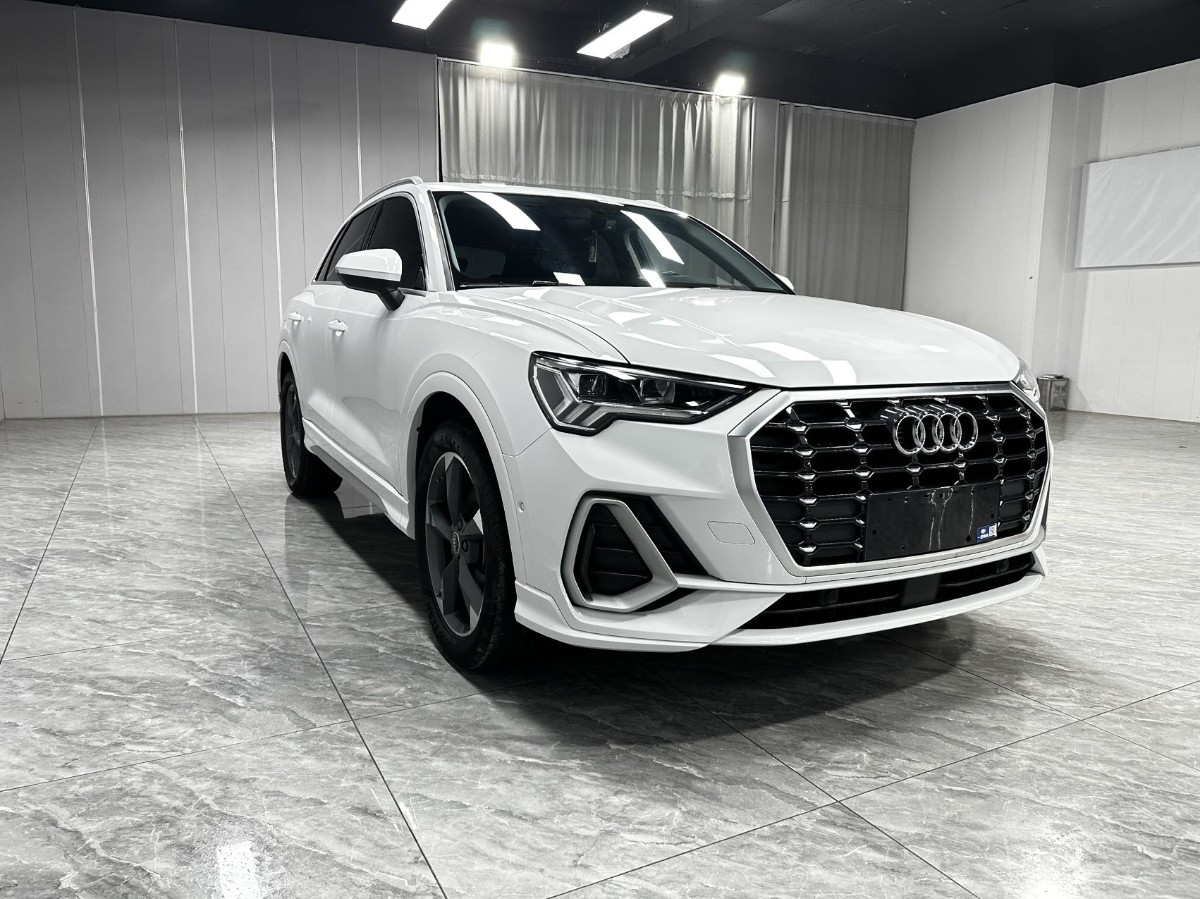 Audi Q3 2023 car image #3