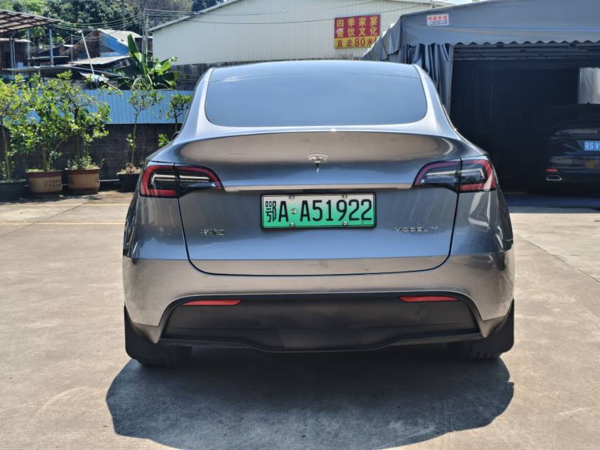 Tesla Model Y 2024 #4 Tesla Model Y 2024 car image #4