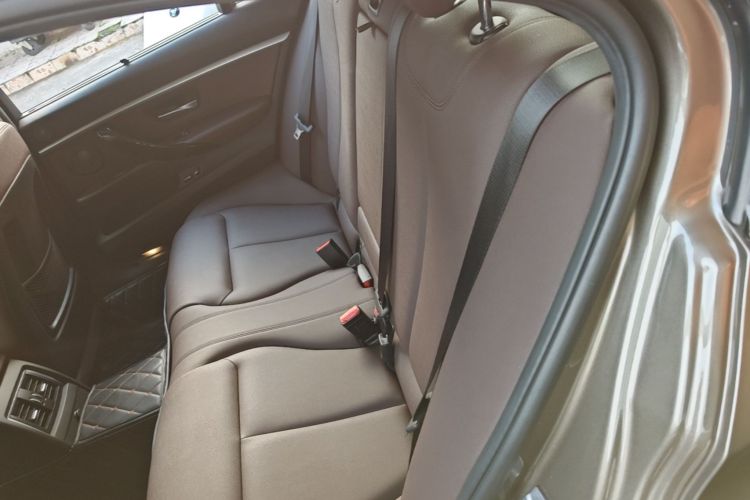 BMW 3 Series 2018 car image #17