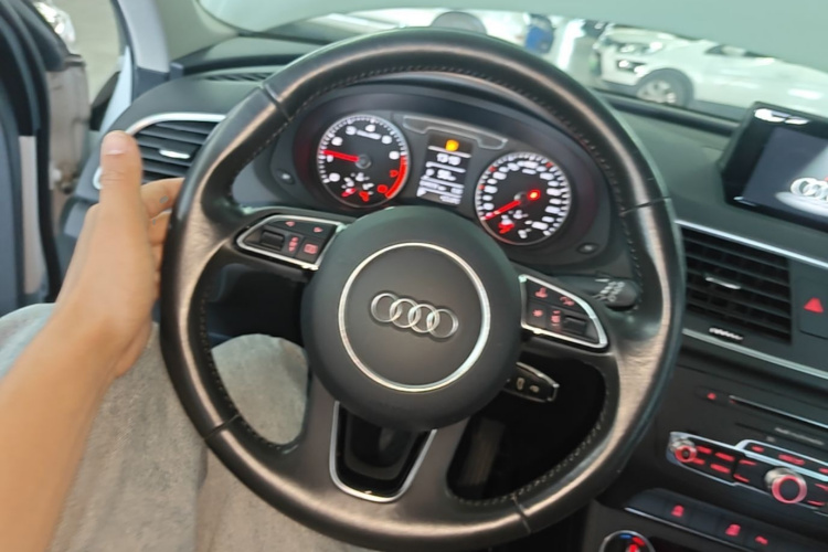 Audi Q3 2017 car image #11