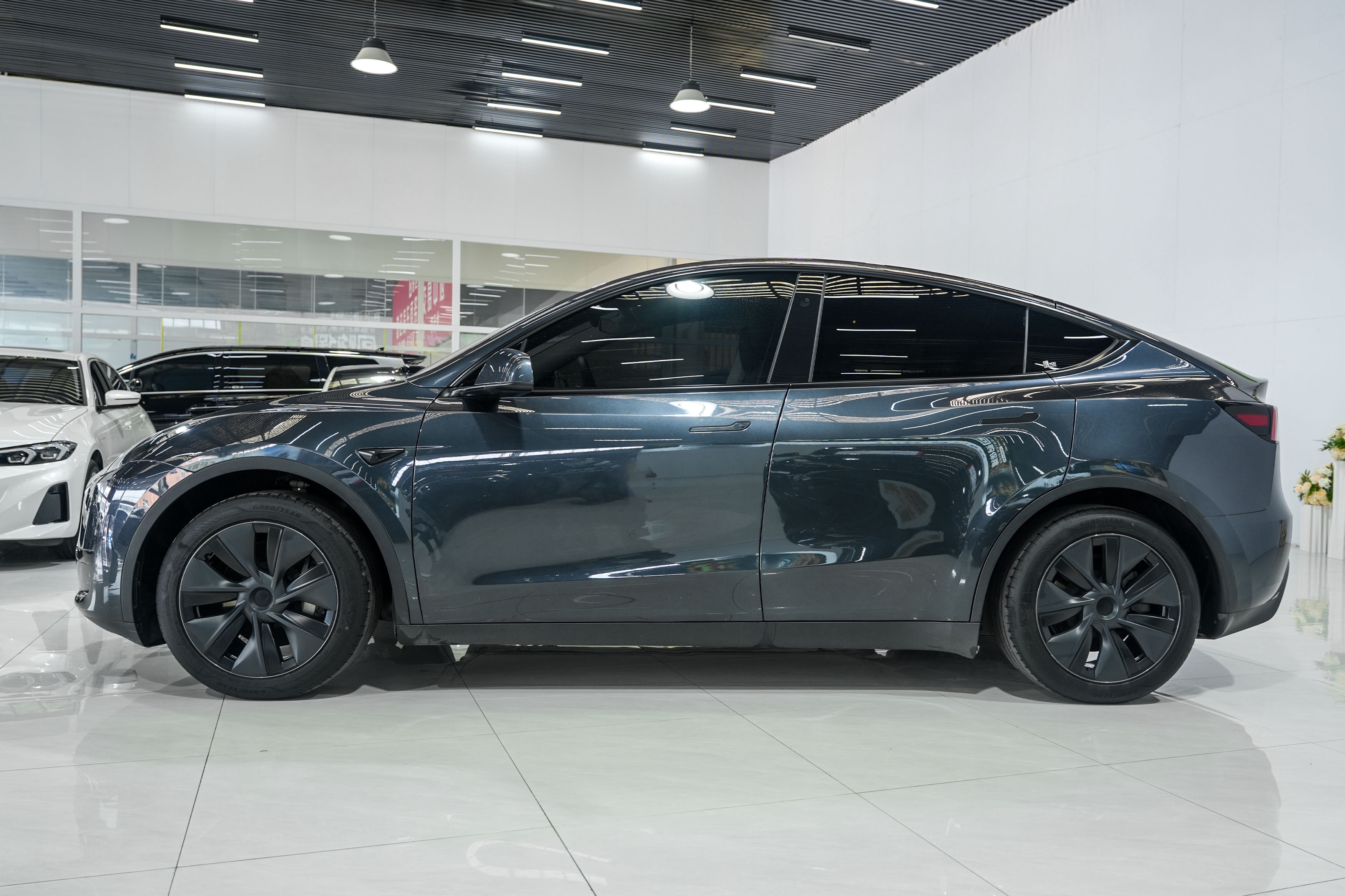 Tesla Model Y 2024 #8 Tesla Model Y 2024 car image #8