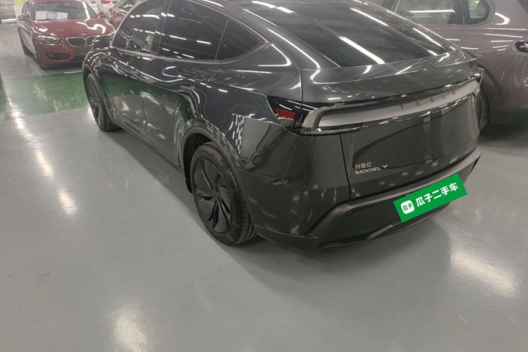 Tesla Model Y 2025 #5 Tesla Model Y 2025 car image #5