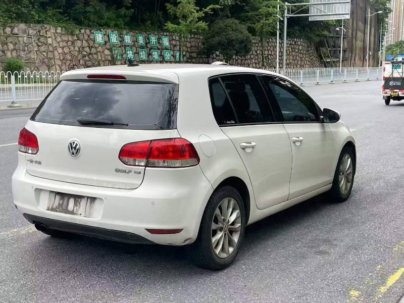 Volkswagen Golf 2011 car image #2