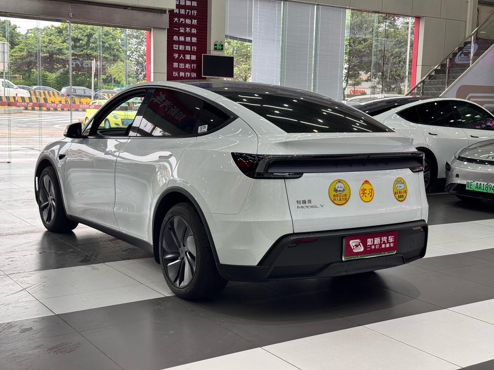 Tesla Model Y 2025 #4 Tesla Model Y 2025 car image #4