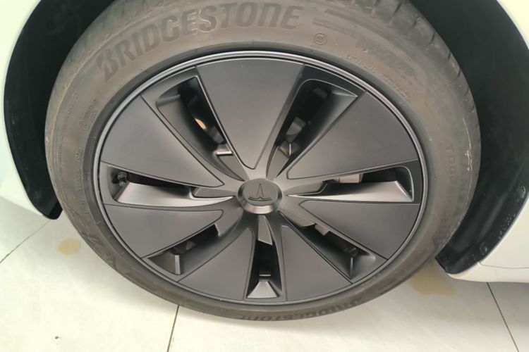Tesla Model 3 2025 car image #9