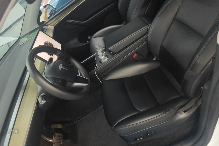 Tesla Model Y 2023 car image #17