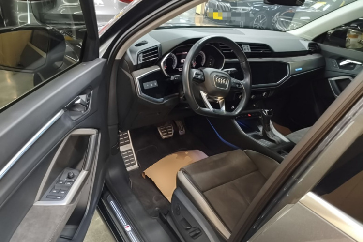 Audi Q3 2021 car image #16
