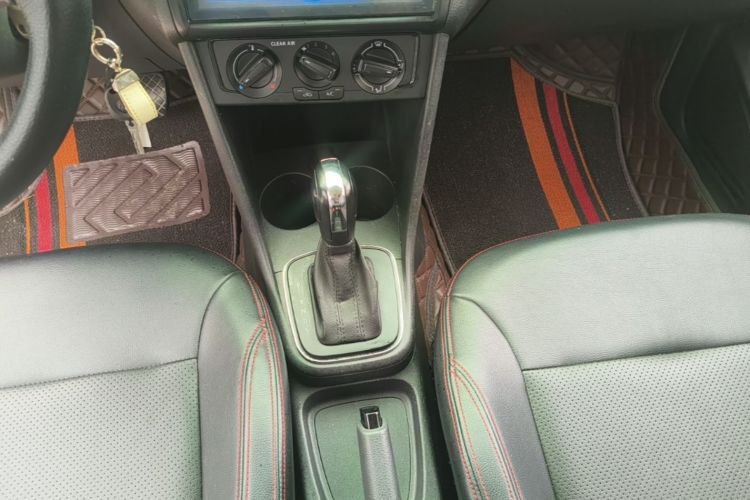Volkswagen Polo 2019 car image #14