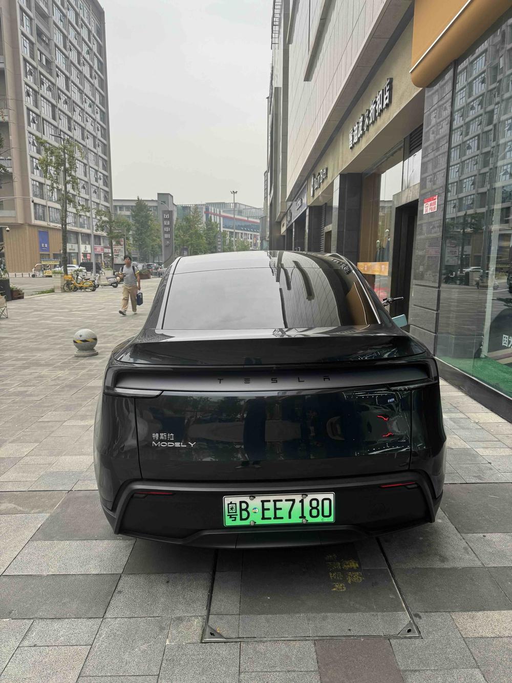 Tesla Model Y 2025 immagine di auto #4
