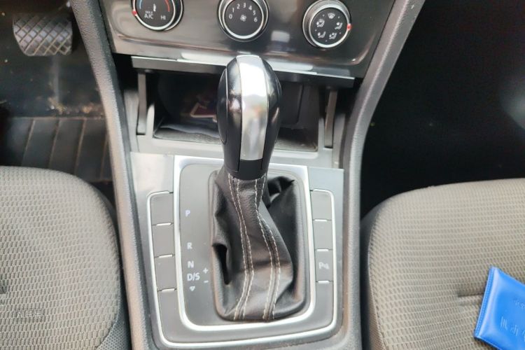 Volkswagen Golf 2017 car image #16