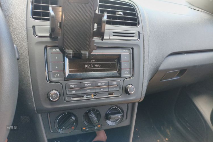 Volkswagen Polo 2015 car image #15