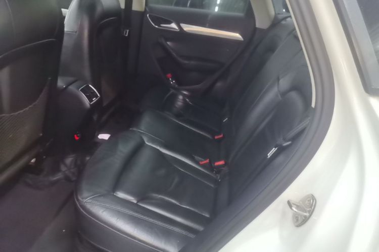 Audi Q3 2016 car image #17