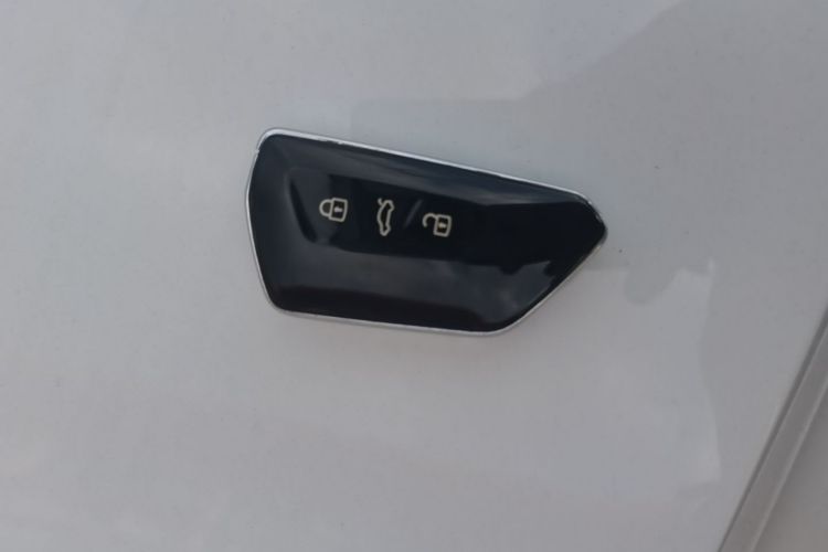 Volkswagen Golf 2023 immagine di auto #9