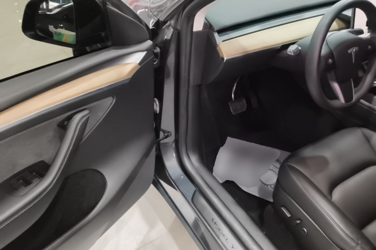 Tesla Model Y 2023 #16 Tesla Model Y 2023 car image #16