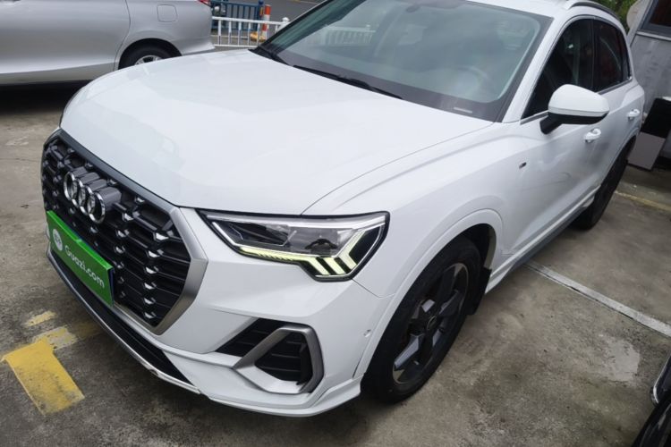 Audi Q3 2022 car image #2