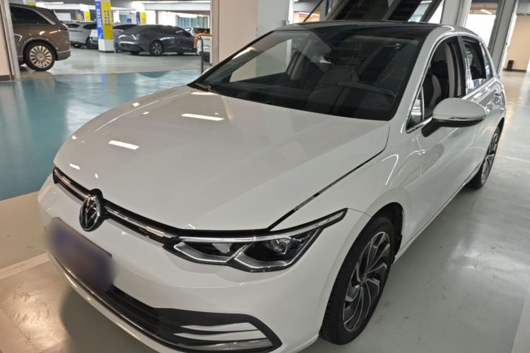 Volkswagen Golf 2023 car image #2