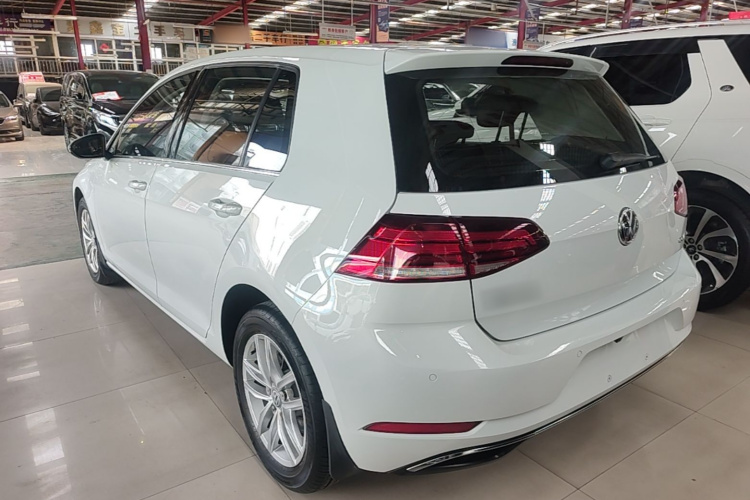 Volkswagen Golf 2018 car image #5