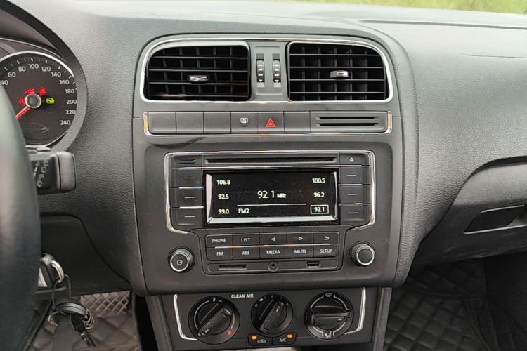 Volkswagen Polo 2016 car image #15