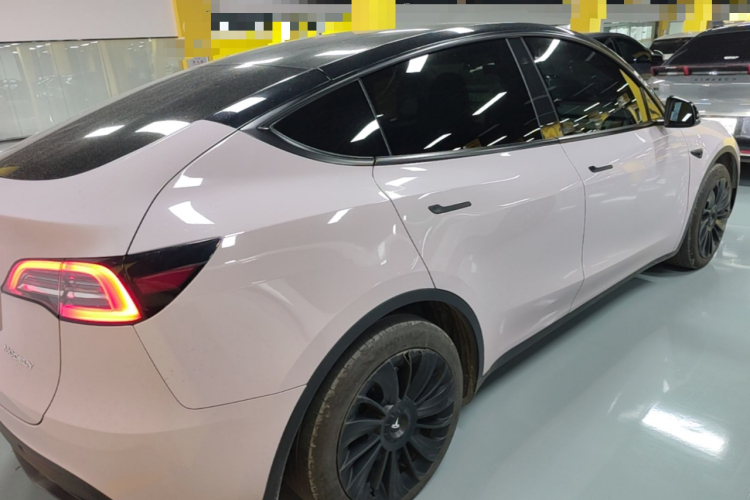 Tesla Model Y 2023 #5 Tesla Model Y 2023 car image #5
