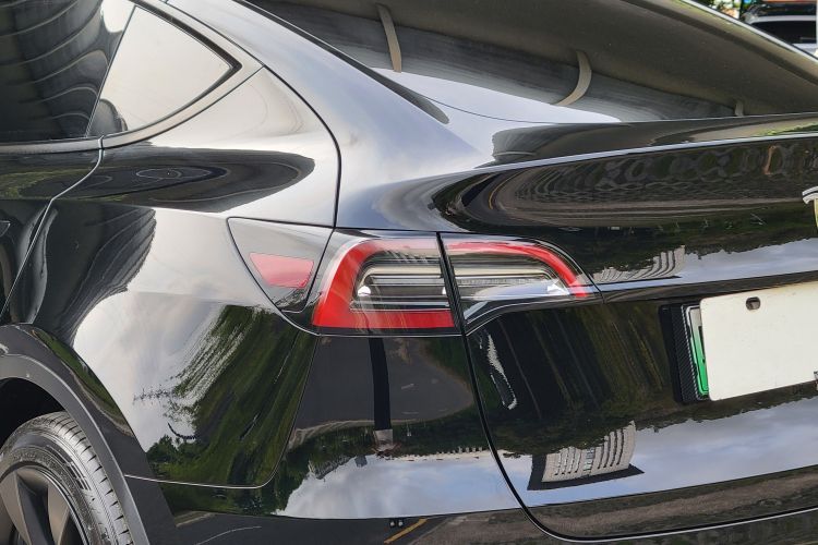 Tesla Model Y 2023 car image #12
