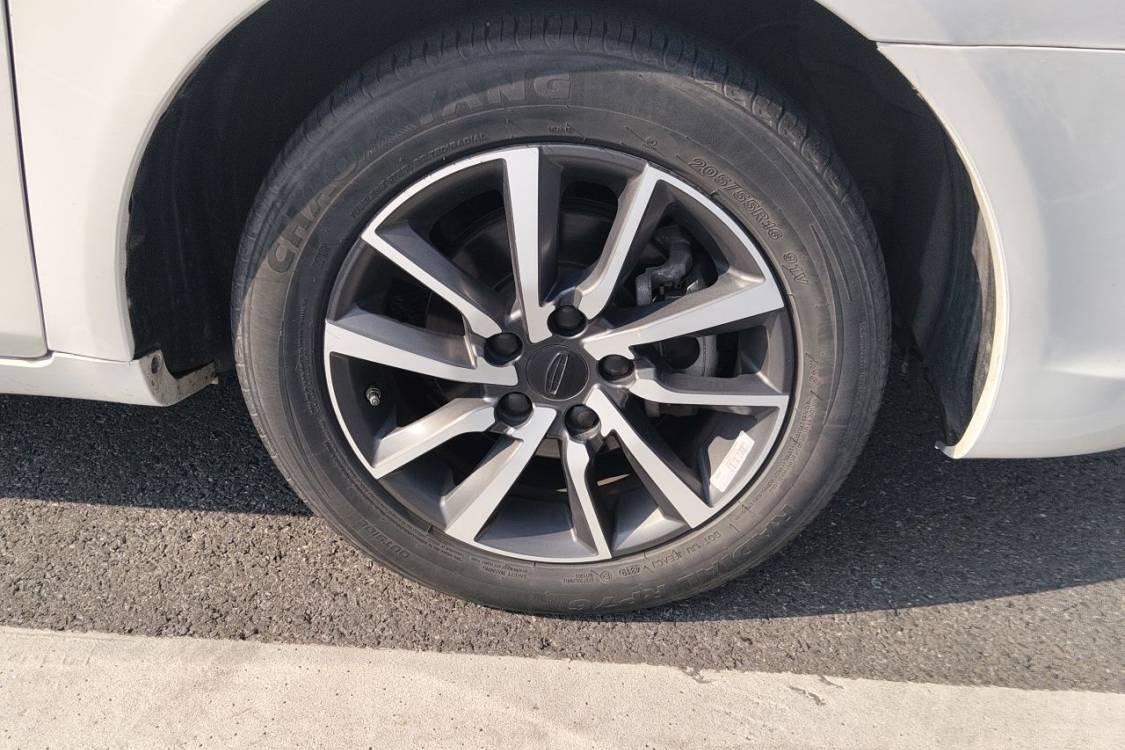 GEELY Emgrand 2019 car image #9