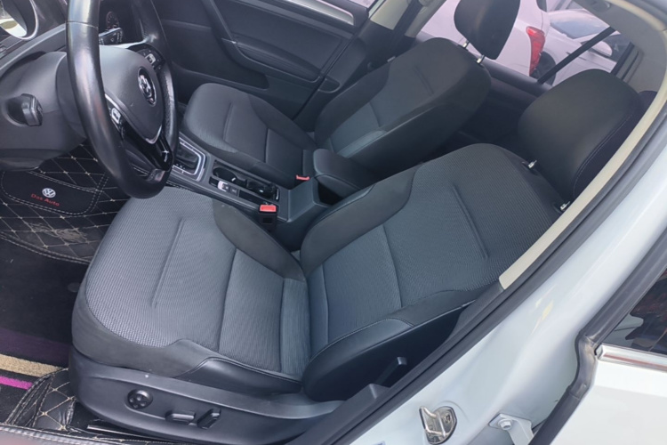 Volkswagen Golf 2018 car image #15