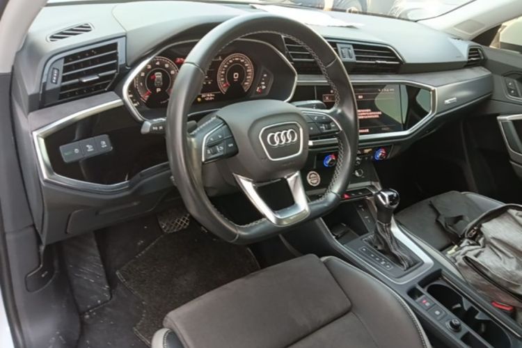 Audi Q3 2023 car image #10