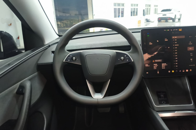 Tesla Model Y 2025 #11 Tesla Model Y 2025 car image #11