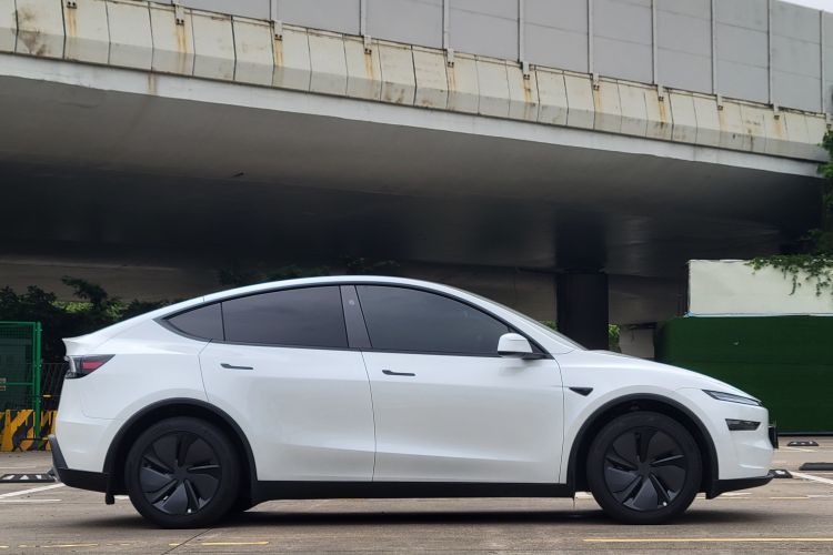 Tesla Model Y 2025 #6 Tesla Model Y 2025 car image #6