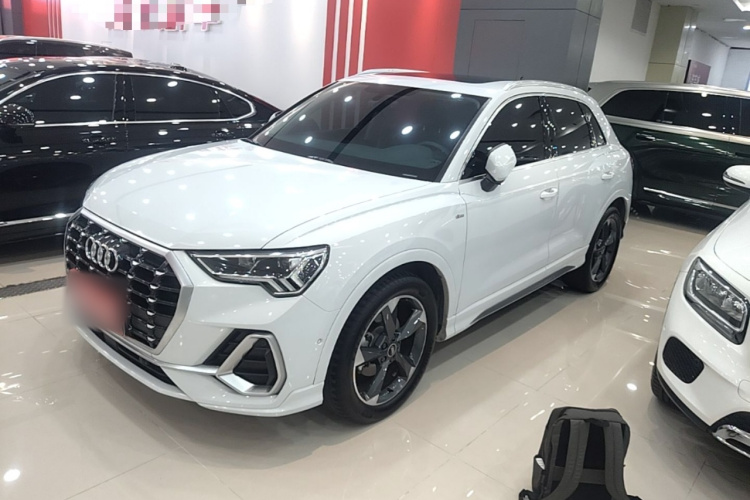 Audi Q3 2022 car image #2
