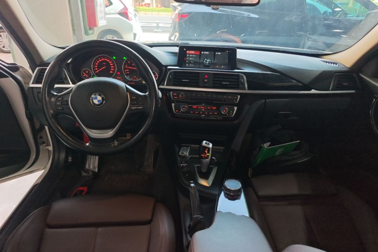 BMW 3 Series 2019 car image #10