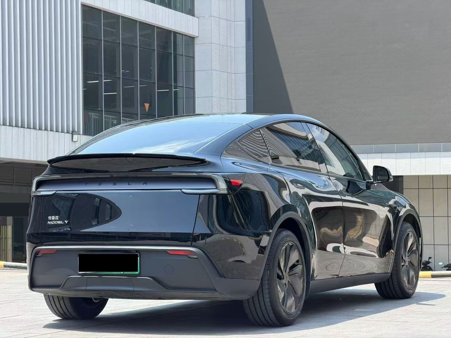 Tesla Model Y 2025 #7 Tesla Model Y 2025 car image #7