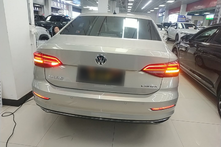 Volkswagen Lavida 2018 car image #6