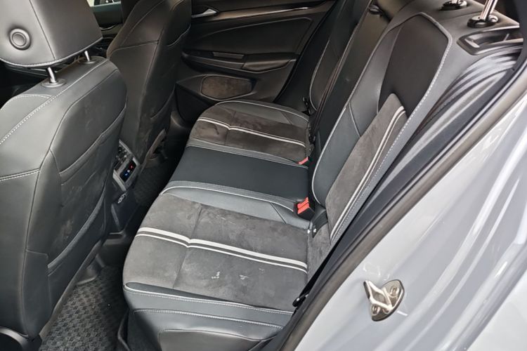 Volkswagen Golf 2023 car image #17