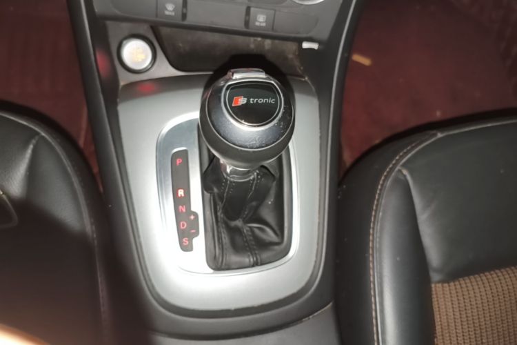 Audi Q3 2018 car image #14