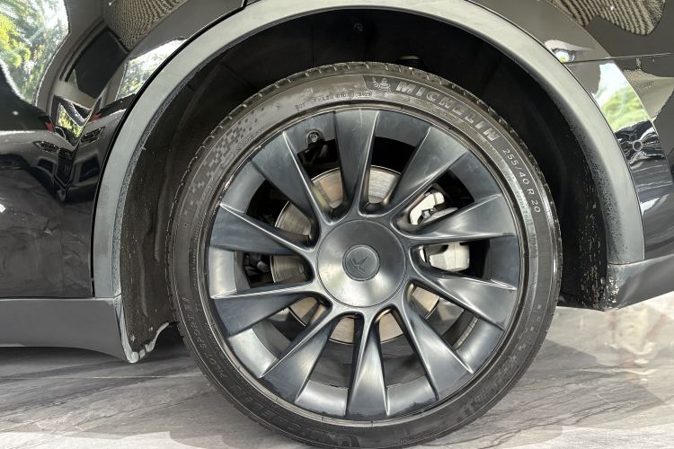 Tesla Model Y 2023 car image #10