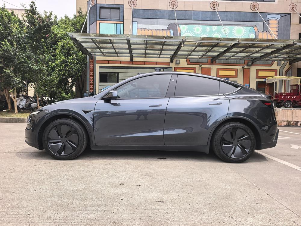 Tesla Model Y 2025 #4 Tesla Model Y 2025 car image #4
