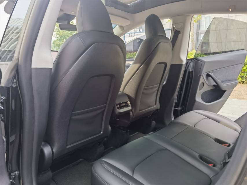 Tesla Model Y 2023 car image #9