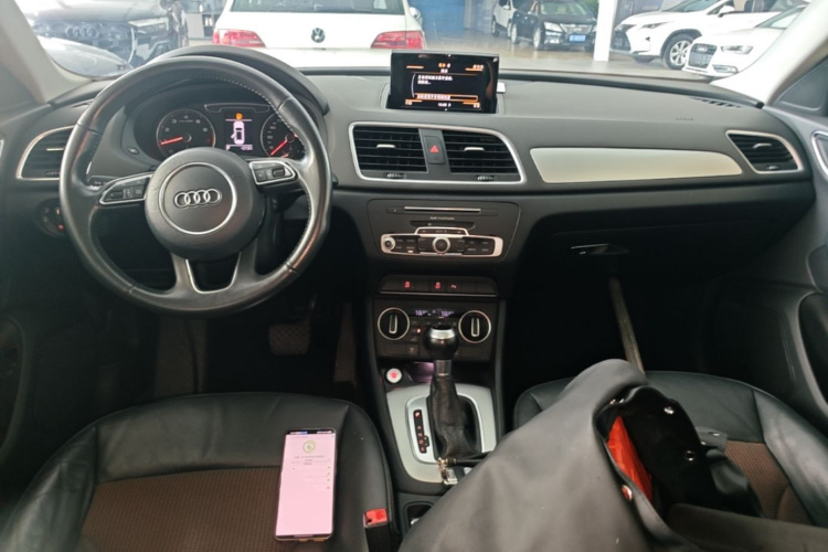 Audi Q3 2018 car image #10