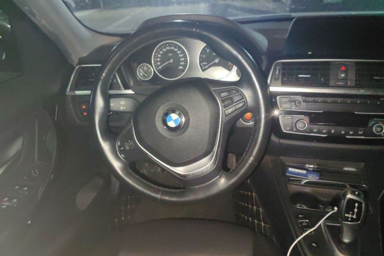 BMW 3 Series 2018 car image #20