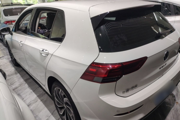 Volkswagen Golf 2023 car image #5