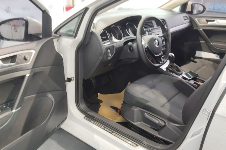 Volkswagen Golf 2018 car image #16