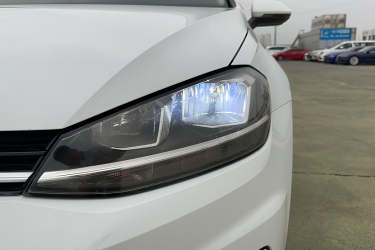 Volkswagen Golf 2020 car image #22