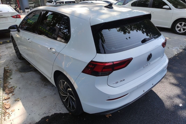 Volkswagen Golf 2023 car image #5