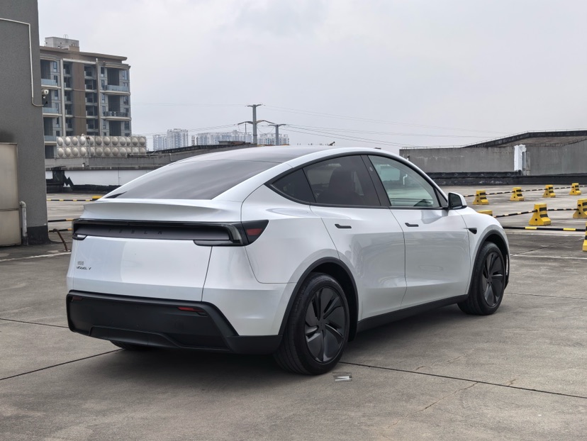 Tesla Model Y 2025 صورة سيارة #4
