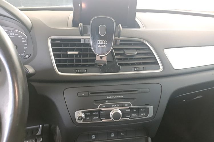 Audi Q3 2016 car image #17